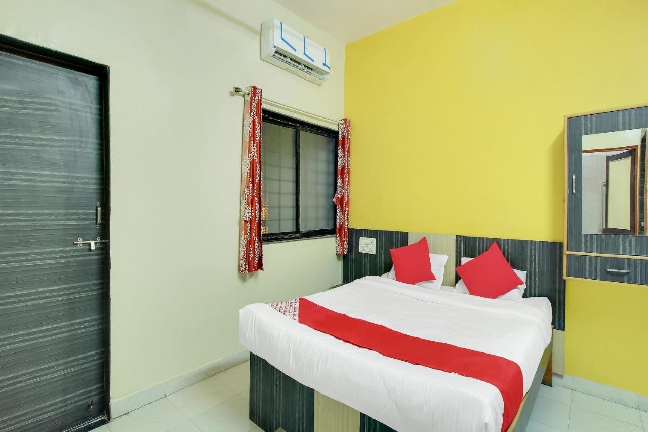 Oyo Flagship 48365 Hotel Shiva'S Castle Chalisgaon Exterior photo