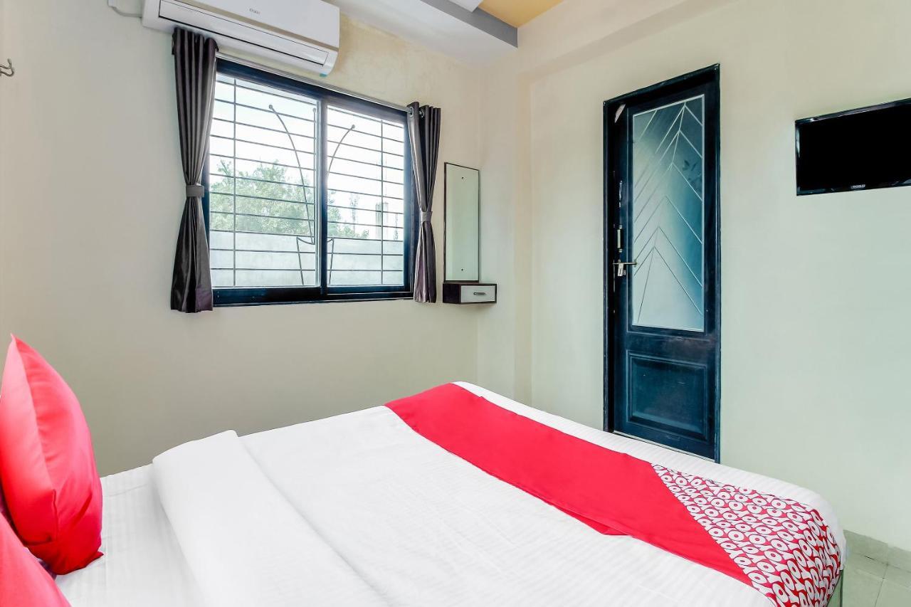 Oyo Flagship 48365 Hotel Shiva'S Castle Chalisgaon Exterior photo