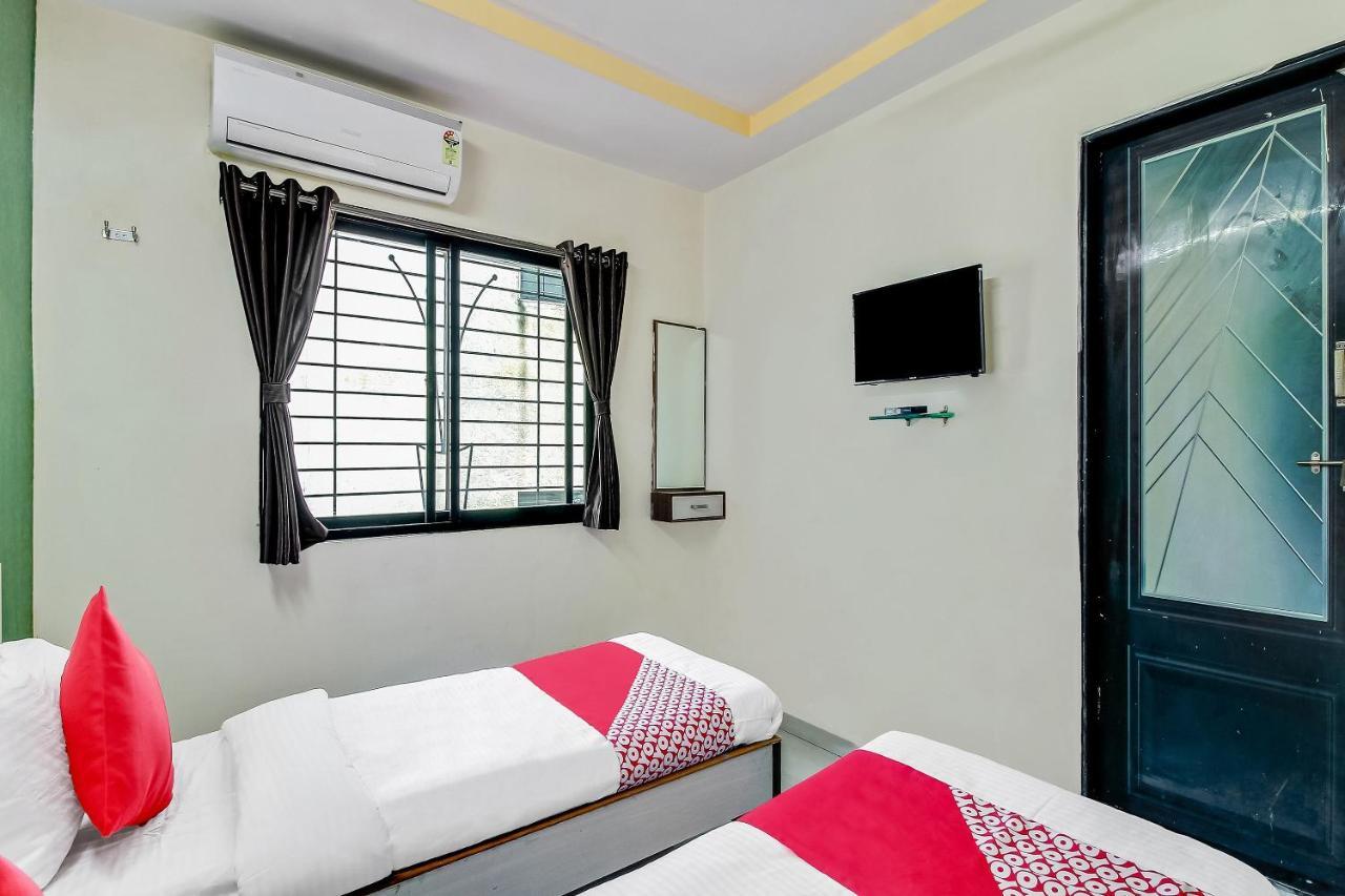 Oyo Flagship 48365 Hotel Shiva'S Castle Chalisgaon Exterior photo