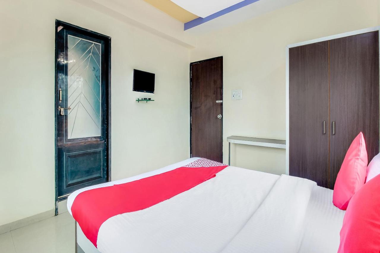 Oyo Flagship 48365 Hotel Shiva'S Castle Chalisgaon Exterior photo